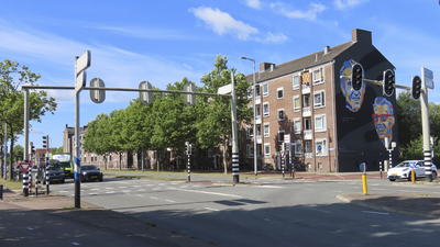 902567 Gezicht op de flatgebouwen aan de Thomas à Kempisweg te Utrecht, met rechts op de zijgevel een muurschildering ...